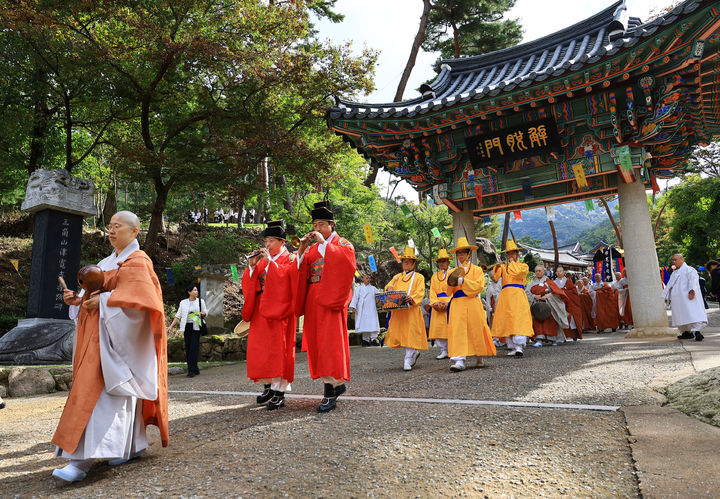 [서울=뉴시스] 김선웅 기자 = 19일 서울 은평구 진관사에서 '수륙재 재건 626주년 기념 2024 진관사 국행수륙재'가 봉행됐다.  참석자들이 국가와 국민을 위해 헌신하다 희생한 군인, 경찰, 소방 공무원 등 제복 공무원들의 넋을 기리고 국민들의 평안과 건강을 기원하며 시련행렬을 이어가고 있다. 지난 달 1일 입재를 시작으로 49일 동안 봉행된 수륙재는 19일과 20일에 걸쳐 회향했다. 조선시대 왕실 주도로 진행됐던 국행수륙재는 나라의 안녕과 백성의 평안을 기원하고 이 땅 한반도에서 죽어간 고혼들의 넋을 달래고 위로하는 불교의례이며 49일 간 진행된 국행수륙재는 국가무형유산으로 지정된 한국의 대표 의례다. (사진=진관사 제공) 2024.10.20. photo@newsis.com *재판매 및 DB 금지