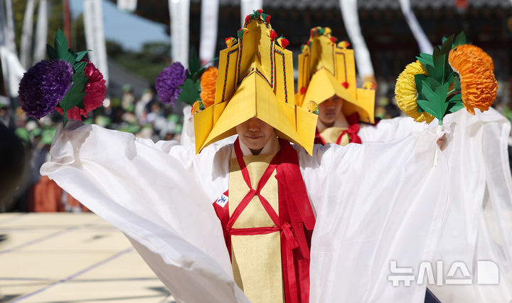 [서울=뉴시스] 김선웅 기자 = 20일 서울 은평구 진관사에서 수륙재 개건 626주년 기념 2024 진관사 국행수륙재가 봉행되고 있다.국행수륙재는 나라의 안녕과 백성의 평안을 기원하고 한반도에서 죽어간 고혼들의 넋을 위로하는 불교의식이며 국가무형유산으로 지정돼있다. 2024.10.20. mangusta@newsis.com