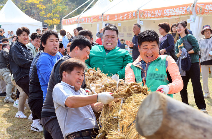 [서울=뉴시스] 김진아 기자 = 20일 오후 경기도 이천시 모가면 이천농업테마공원에서 열린 '제23회 이천쌀문화축제'의 읍면동 줄다리기 행사가 펼쳐지고 있다. (사진=이천시 제공) 2024.10.20. photo@newsis.com *재판매 및 DB 금지