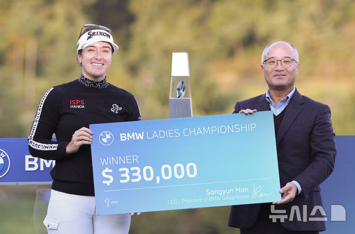 [파주=뉴시스] 김근수 기자 = 20일 경기도 파주시 서원밸리CC에서 열린 BMW 레이디스 챔피언십에서 한나 그린이 우승을 차지한 뒤 한상윤 BMW 코리아 대표이사와 우승상금을 받고 기념촬영을 하고 있다. 2024.10.20. ks@newsis.com