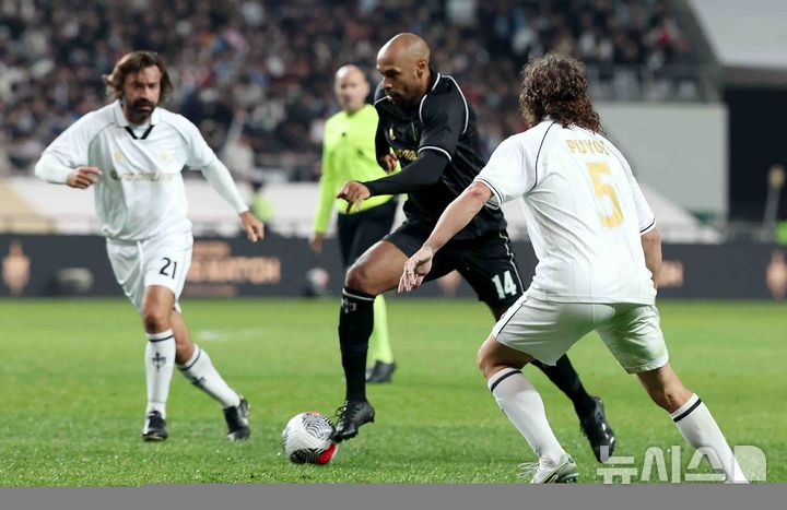 [서울=뉴시스] 추상철 기자 = 20일 오후 서울 마포구 서울월드컵경기장에서 열린 '2024 넥슨 아이콘매치' FC스피어(공격수팀)와 실드 유나이티드(수비수팀)의 경기, FC스피어 앙리가 드리블을 하고 있다. 2024.10.20. scchoo@newsis.com