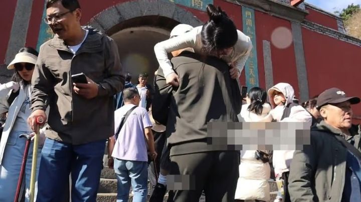 [서울=뉴시스] 중국의 한 인플루언서가 자신의 등산에 동행할 키 크고 힘센 남자 대학생 두 명을 고용한 경험을 온라인상에 공유해 화제가 되고 있다. (사진=SCMP) *재판매 및 DB 금지