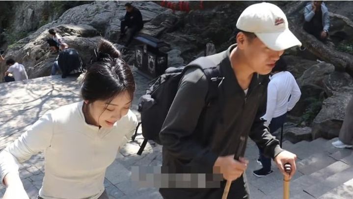 [서울=뉴시스] 중국의 한 인플루언서가 자신의 등산에 동행할 키 크고 힘센 남자 대학생 두 명을 고용한 경험을 온라인상에 공유해 화제가 되고 있다. (사진=SCMP) *재판매 및 DB 금지