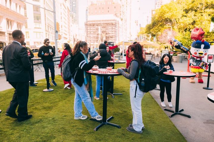 [서울=뉴시스] 지난 2024년 10월 미국 뉴욕에서 열린 '소스 익스체인지' 행사에서 불닭을 맛보는 참가자들.( 사진=삼양라운드스퀘어 제공) 2024.12.30. photo@newsis.com *재판매 및 DB 금지