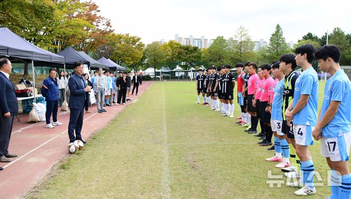 [안산=뉴시스] 19일 안산호수공원 포구광장에서 열린 '2024 안산 고교 유니온 페스티벌' 남자 축구 6강 성포고와 양지고의 경기에 앞서 이민근 안산시장이 선수들을 격려하고 있다.(사진=안산시 제공)2024.10.21.photo@newsis.com