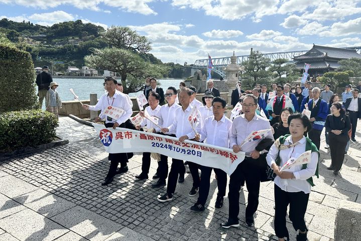[창원=뉴시스] 강경국 기자 = 경남 창원시의회 손태화 의장을 비롯한 방문단이 지난 20일 일본 히로시마현 구레시(呉市)에서 진행한 제22회 조선통신사 재현 행렬에 동참하고 있다. (사진=창원시의회 제공). 2024.10.21. photo@newsis.com *재판매 및 DB 금지