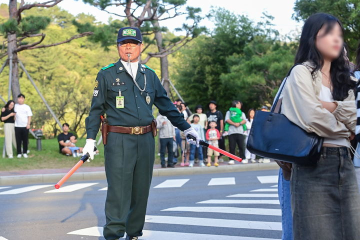 [진주=뉴시스]진주 10월 축제, 자원봉사자들의 활약상. *재판매 및 DB 금지