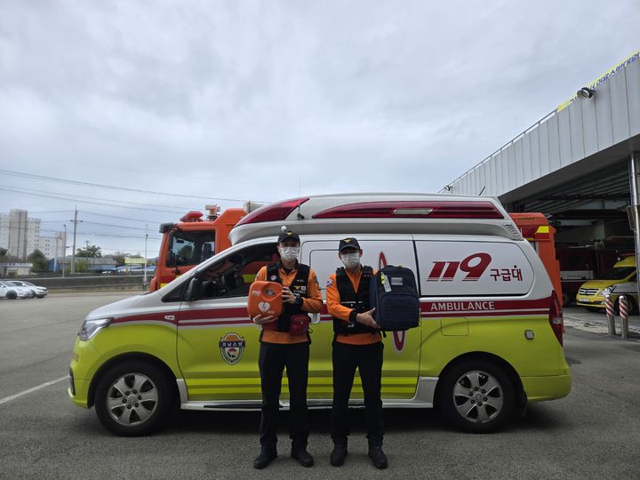 [고성(경남)=뉴시스] 신정철 기자= 경남 고성소방서는 소규모 행사장에서 심정지 등 응급환자 발생 시 신속한 대처가 가능하도록 119응급처치장비 무상대여 서비스를 제공 중이라고 21일 밝혔다.사진은 무상대여하는 119응급처치장비 모습.(사진=고성소방서 제공).2024.10.21. photo@newsis.com *재판매 및 DB 금지