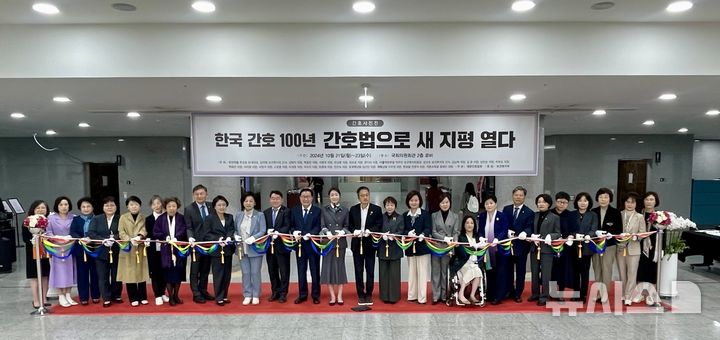 [서울=뉴시스]간호법 제정을 기념하는 간호 사진전이 ‘한국 간호 100년, 간호법으로 새 지평 열다’ 주제로 서울 여의도 국회의원 회관 2층 로비에서 21∼23일 열린다. (사진= 대한간호협회 제공) 2024.10.21. photo@newsis.com. 