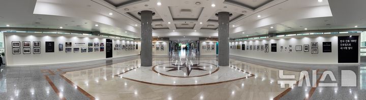 [서울=뉴시스]간호법 제정을 기념하는 간호 사진전이 ‘한국 간호 100년, 간호법으로 새 지평 열다’ 주제로 서울 여의도 국회의원 회관 2층 로비에서 21∼23일 열린다. (사진= 대한간호협회 제공) 2024.10.21. photo@newsis.com. 