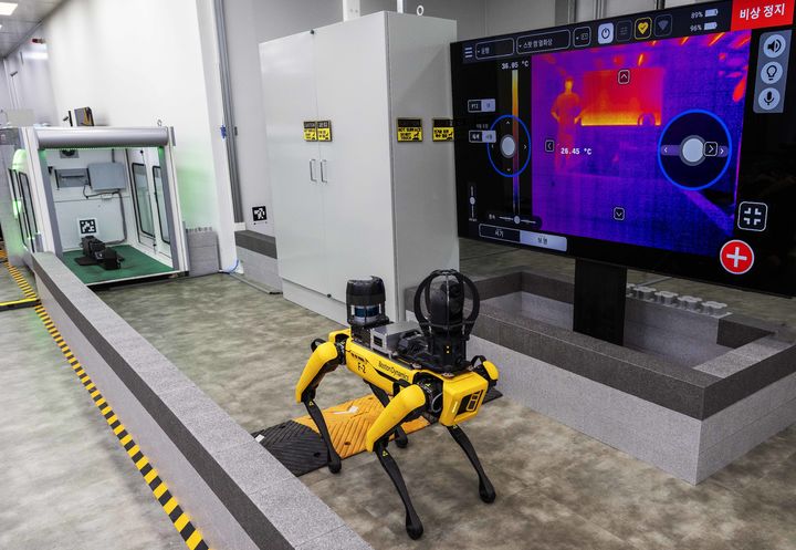 [서울=뉴시스] 보스턴다이내믹스의 4족 보행 로봇 ‘스팟’이 공장의 설비 상태를 점검하는 모습. (사진=현대차그룹) 2024.10.21 photo@newsis.com *재판매 및 DB 금지 *재판매 및 DB 금지