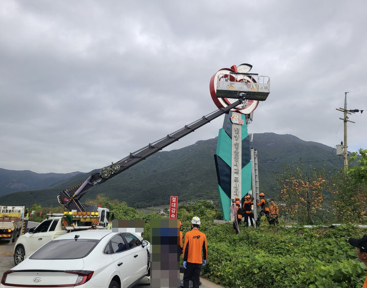 [밀양=뉴시스] 안지율 기자 = 21일 오전 9시50분께 경남 밀양시 산내면 남명리 24번 국도에서 3.5t 크레인 작업 차량과 승용차 간 충돌하는 사고가 발생해 119 구조대가 작업자를 구조하고 있다. (사진=밀양소방서 제공) 2024.10.21. photo@newsis.com *재판매 및 DB 금지