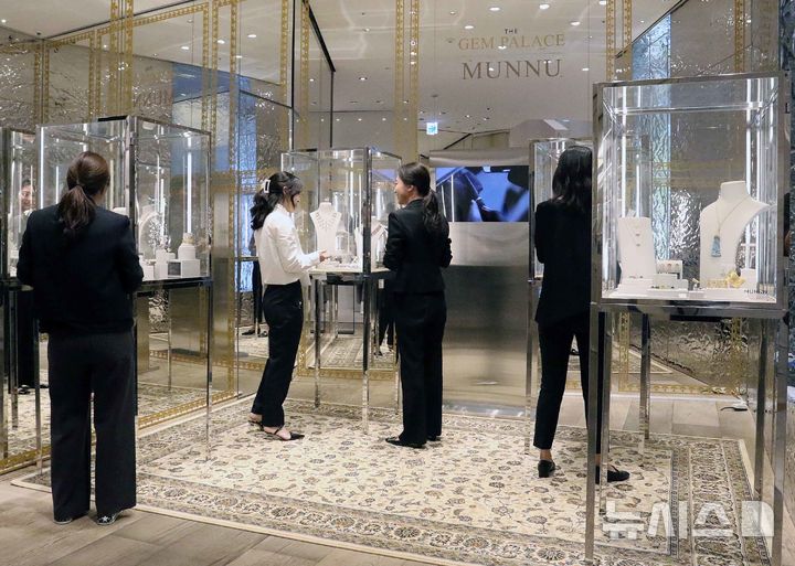 [서울=뉴시스]신세계백화점, 앤티크주얼리 팝업스토어.2024.10.22.(사진=신세계백화점 제공)photo@newsis.com