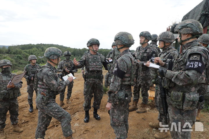 [용인=뉴시스] 강호필 지상작전사령관이 21일 서부전선 00사단에서 호국훈련 실태 현장지도를 하고 있다(사진제공=지작사) 2024. 10. 21 photo@newsis.com