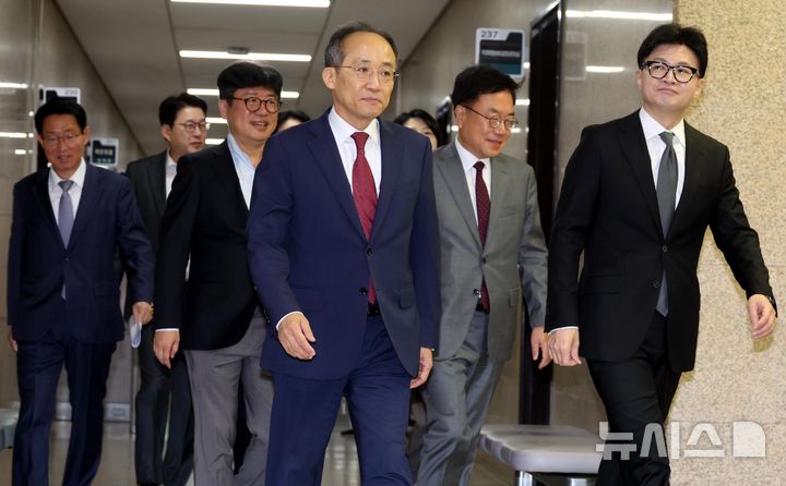 [서울=뉴시스] 조성봉 기자 = 한동훈 국민의힘 대표와 추경호 원내대표를 비롯한 지도부가 21일 오전 서울 여의도 국회에서 열린 최고위원회의에 참석하고 있다. 2024.10.21. suncho21@newsis.com