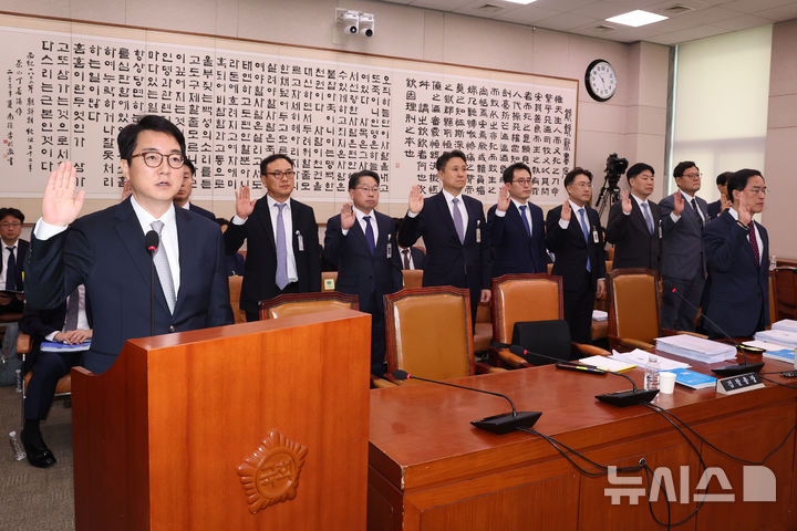 [서울=뉴시스] 권창회 기자 = 심우정 검찰총장이 21일 오전 서울 여의도 국회에서 열린 법제사법위원회 대검찰청 국정감사에서 증인선서를 하고 있다. 2024.10.21. kch0523@newsis.com