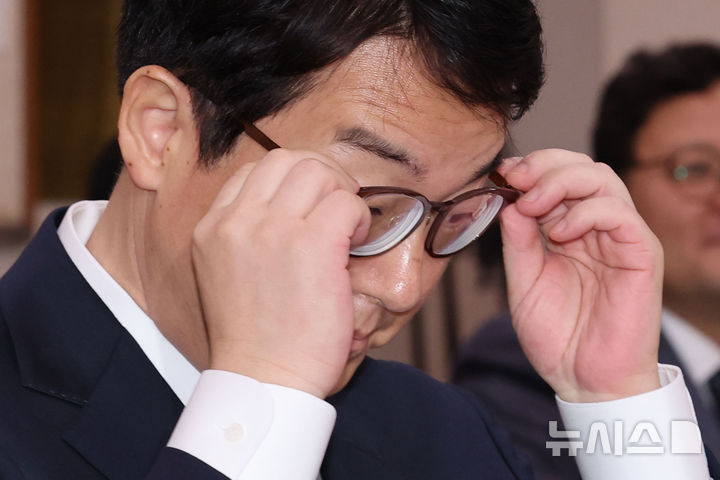 [서울=뉴시스] 권창회 기자 = 심우정 검찰총장이 21일 오전 서울 여의도 국회에서 열린 법제사법위원회 대검찰청 국정감사에서 안경을 고쳐쓰고 있다. 2024.10.21. kch0523@newsis.com