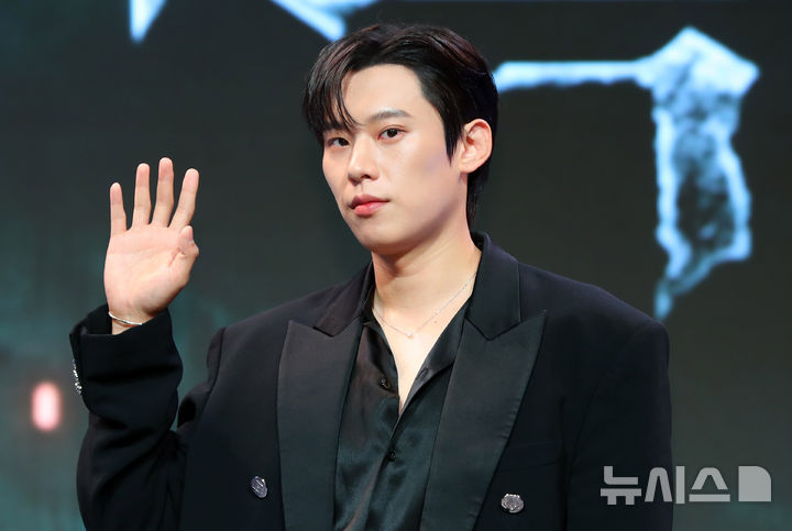 [서울=뉴시스] 김혜진 기자 = 배우 김성철이 21일 오전 서울 종로구 JW메리어트 동대문에서 열린 넷플릭스 시리즈 '지옥' 시즌2 제작발표회에서 포즈를 취하고 있다. 2024.10.21. jini@newsis.com