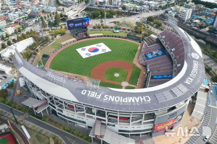 [광주=뉴시스] 이영주 기자 = 2024 신한 쏠뱅크 KBO 포스트시즌(PS) KS 1차전이 열리는 21일 오전 하늘에서 바라본 광주 북구 광주-기아챔피언스필드에서 경기 준비가 한창이다. 2024.10.21. leeyj2578@newsis.com