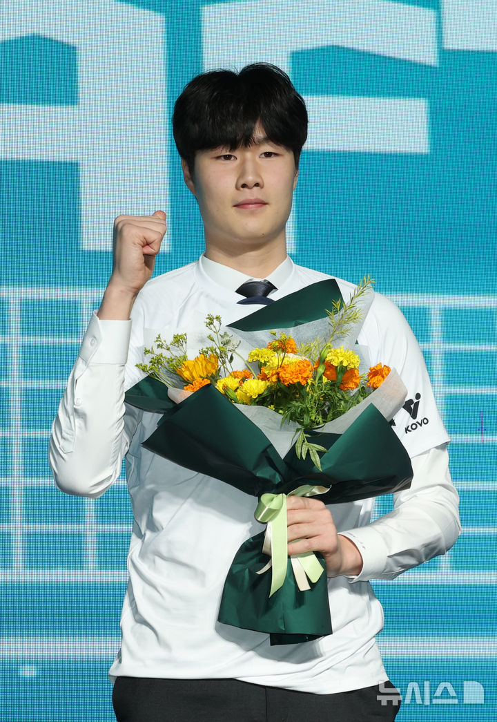 [서울=뉴시스] 고범준 기자 = 21일 서울 강서구 메이필드호텔에서 열린 2024-2025 한국배구연맹(KOVO) 남자 신인선수 드래프트에서 1라운드 2순위 대한항공에 지명된 최준혁이 기념촬영을 하고 있다. 2024.10.21. bjko@newsis.com
