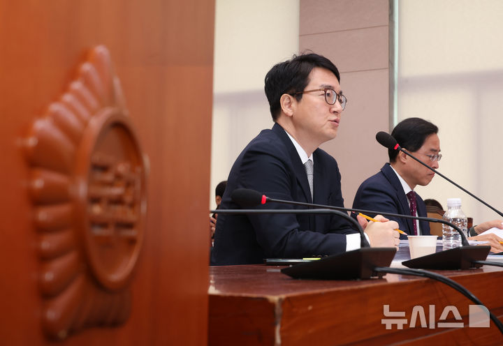 [서울=뉴시스] 고승민 기자 = 심우정 검찰총장이 21일 서울 여의도 국회에서 열린 법제사법위원회의 대검찰청 국정감사에서 박준태 국민의힘 의원 질의에 답하고 있다. 2024.10.21. kkssmm99@newsis.com