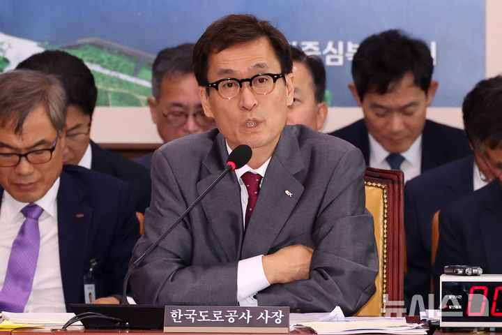 [서울=뉴시스] 조성우 기자 = 함진규 한국도로공사 사장이 21일 오전 서울 여의도 국회에서 열린 국토교통위원회의 한국도로공사, 한국교통안전공단 등에 대한 국정감사에서 의원 질문에 답변하고 있다. 2024.10.21. xconfind@newsis.com