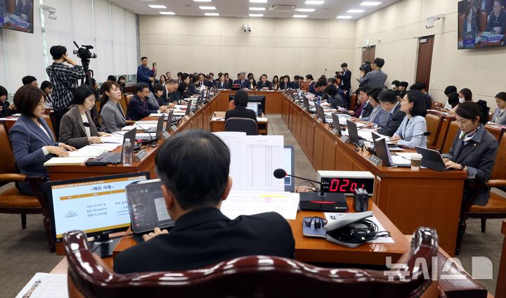 [서울=뉴시스] 조성봉 기자 = 21일 오전 서울 여의도 국회 보건복지위원회에서 한국사회복지협의회, 아동권리보장원 등에 대한 국정감사가 진행되고 있다. 2024.10.21. suncho21@newsis.com