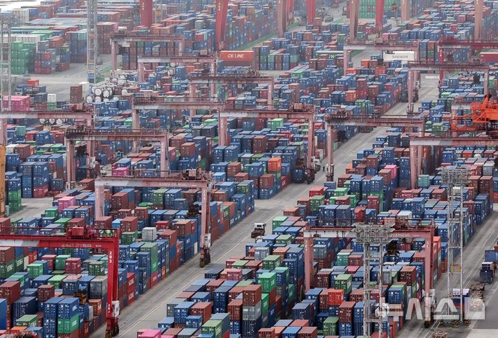 [세종=뉴시스] 부산 남구 신선대부두 야적장에 컨테이너가 가득 쌓여 있다. 2024.10.22. photo@newsis.com