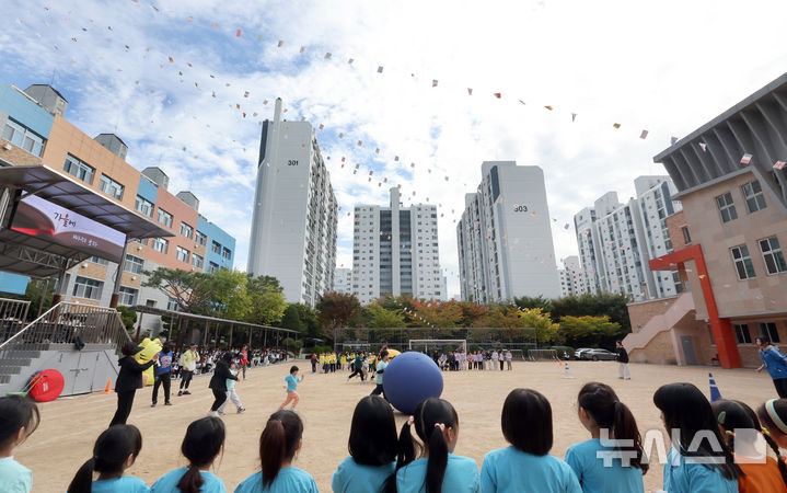 [인천=뉴시스] 전진환 기자 =  21일 오전 인천 부평구 부곡초등학교에서 열린 가을운동회에서 어린이들이 볼 굴리기를 하고 있다. 2024.10.21. amin2@newsis.com