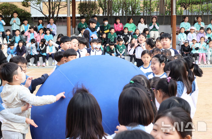 [인천=뉴시스] 전진환 기자 =  21일 오전 인천 부평구 부곡초등학교에서 열린 가을운동회에서 어린이들이 볼 굴리기를 하고 있다. 2024.10.21. amin2@newsis.com