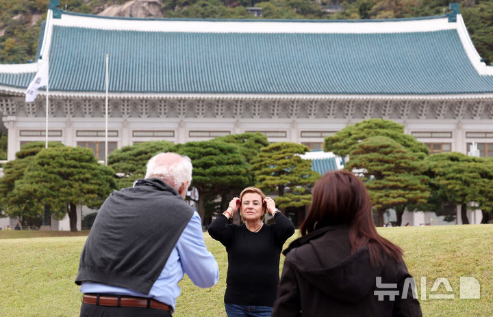 [서울=뉴시스] 김명년 기자 = 21일 오후 서울 종로구 청와대에서 외국인 관광객들이 기념촬영을 하고 있다. 청와대재단에 따르면 지난 9월 기준 청와대 방문 외국인 비율이 전체 관람객 중 약 29.1%를 차지한다. 개방 초기인 2022년 5월엔 외국인 관람객이 1600여명에 불과했지만, 지난 9월 5만7000명에 육박해 약 37배나 증가했다. 누적 관람객은 60만 명으로 총 관람객 638만명 중 9%에 해당하는 수치다. 2024.10.21. kmn@newsis.com