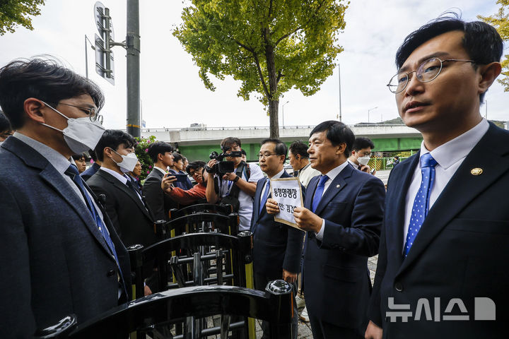 [서울=뉴시스] 정병혁 기자 = 더불어민주당 장경태, 이건태, 이성윤 의원이 21일 서울 용산구 대통령관저 인근에서 김건희 여사에 대한 동행명령장을 전달하기 위해 이동하던 도중 경찰에 가로막혀 있다. 2024.10.21. jhope@newsis.com