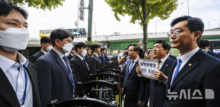 [서울=뉴시스] 정병혁 기자 = 더불어민주당 장경태, 이건태, 이성윤 의원이 21일 서울 용산구 대통령관저 인근에서 김건희 여사에 대한 동행명령장을 전달하기 위해 이동하던 도중 경찰에 가로막혀 있다. 2024.10.21. jhope@newsis.com