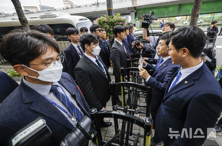 [서울=뉴시스] 정병혁 기자 = 더불어민주당 장경태, 이건태, 이성윤 의원이 21일 서울 용산구 대통령관저 인근에서 김건희 여사에 대한 동행명령장을 전달하기 위해 이동하던 도중 경찰에 가로막혀 있다. 2024.10.21. jhope@newsis.com