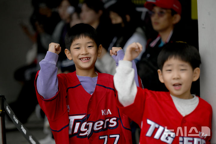 [광주=뉴시스] 김혜인 기자 = 2024 신한 쏠뱅크 KBO 한국시리즈 1차전이 열리는 21일 오후 광주 북구 기아챔피언스필드에서 야구팬들이 입장을 기다리고 있다. 2024.10.21. hyein0342@newsis.com
