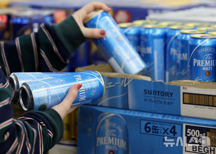 [서울=뉴시스] 홍효식 기자 = 사진은 지난해 10월 21일 서울 시내 한 대형마트에서 한 시민이 산토리 맥주를 구입하는 모습. 2025.09.02. yesphoto@newsis.com