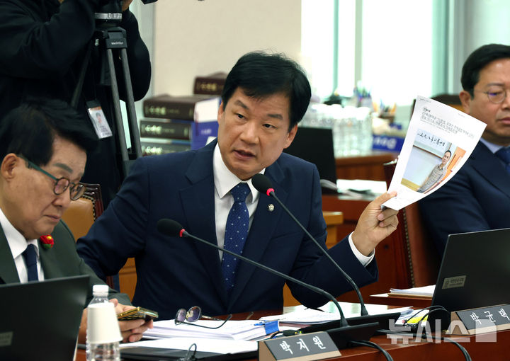 [서울=뉴시스] 고승민 기자 = 박균택 더불어민주당 의원이 21일 서울 여의도 국회에서 열린 법제사법위원회의 대검찰청 국정감사에서 명태균 씨 관련 기사를 들고 질의하고 있다. 2024.10.21. kkssmm99@newsis.com