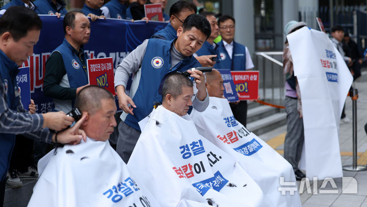 [서울=뉴시스] 김선웅 기자 = 경찰관 노조 대안 조직인 전국경찰직장협의회(경찰직협)가 정부의 강제 순환인사 방침에 대응하기 위한 공동투쟁위원회를 구성하고 삭발 투쟁을 포함한 강경 단체행동을 예고했다. 사진은 지난 2024년 민관기 위원장 등 전국경찰직장협의회 관계자들이 서울 서대문구 경찰청 앞에서 GPS(폴맵) 통제와 감시, 중심지역관서제, 밀어내기 순찰, 경찰인권 감시 강화를 규탄하며 삭발을 하고 있는 모습. 2024.10.21. mangusta@newsis.com