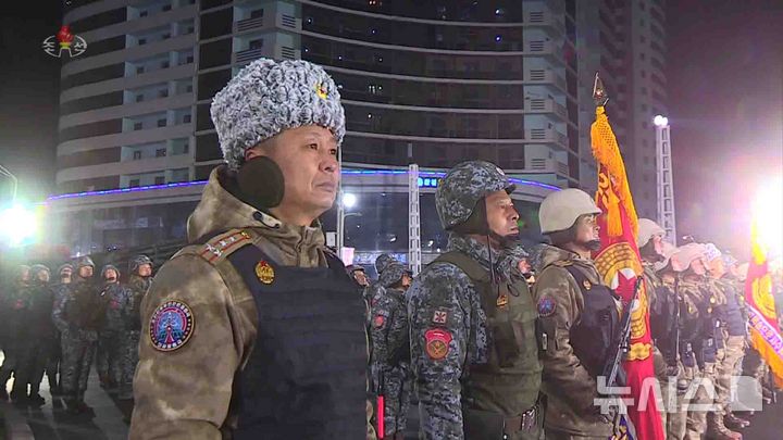 [서울=뉴시스] 조선중앙TV가 지난해 2월 8일 평양 김일성광장에서 열린 조선인민군 창건 75주년 열병식을 보도했다.열병식에 참가한 북한군 군복에 '미사일총국' 부대마크가 새겨져 있다. 북한이 우크라이나전에 미사일총국 산하 '붉은기중대' 소속 군인을 파병한 것으로 알려졌다. (사진= 조선중앙TV 캡처) 2024.10.26. 