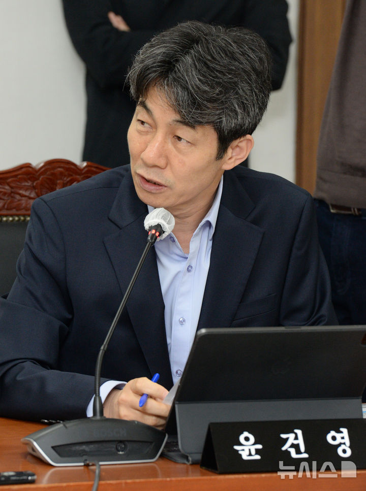 [울산=뉴시스] 배병수 기자 = 윤건영 더불어민주당 국회의원이 21일 오후 울산경찰청 6층대회의실에서 열린 행정안전위원회 국정감사에서 질의를 하고 있다. 2024.10.21.bbs@newsis.com.