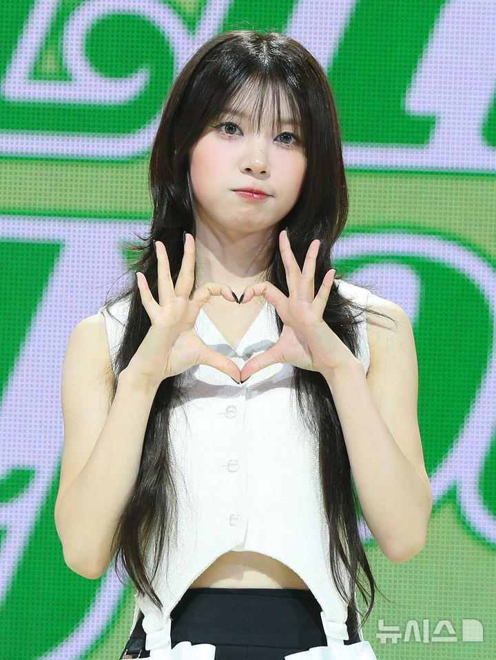 [서울=뉴시스] 김혜진 기자 = 그룹 아일릿 모카가 21일 오후 서울 광진구 예스24라이브홀에서 열린 두 번째 미니 앨범 '아이윌 라이크 유(I'LL LIKE YOU)' 발매 기념 쇼케이스에서 포즈를 취하고 있다. 타이틀곡 '체리시'는 아일릿의 솔직하고 당찬 매력이 돋보이는 노래다. 중독성 있는 후렴구와 멤버들의 청아한 음색이 돋보이는 댄스 팝 장르곡이다. 2024.10.21. jini@newsis.com