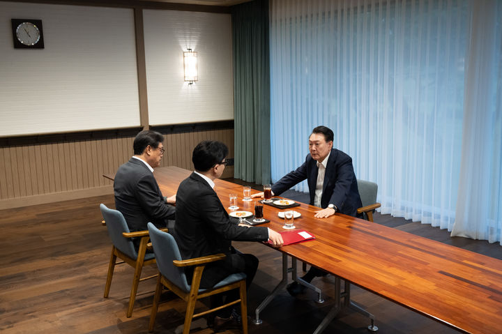 [서울=뉴시스] 조수정 기자 = 윤석열 대통령이 21일 서울 용산 대통령실 파인그라스에서 한동훈 국민의힘 대표와 면담하고 있다.맨 왼쪽은 정진석 대통령 비서실장. (사진=대통령실 제공) 2024.10.21. photo@newsis.com *재판매 및 DB 금지