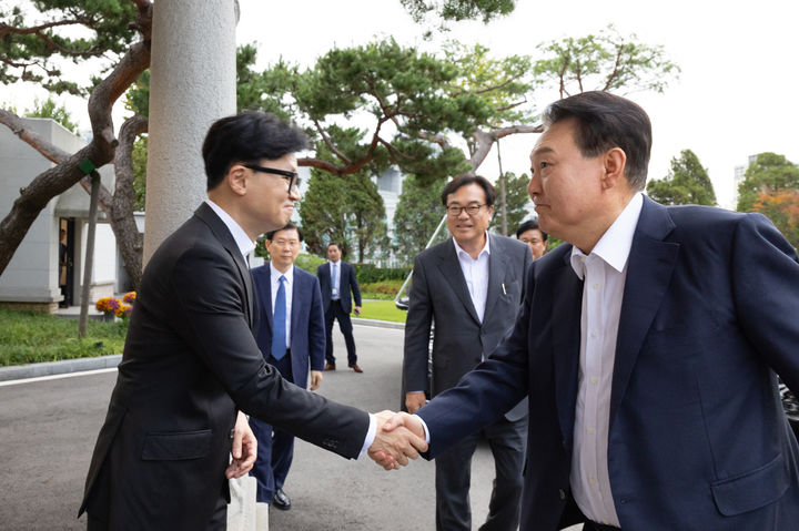 [서울=뉴시스] 조수정 기자 = 윤석열 대통령이 21일 서울 용산 대통령실 파인그라스 앞에서 한동훈 국민의힘 대표와 면담에 앞서 인사나누고 있다. (사진=대통령실 제공) 2024.10.21. photo@newsis.com *재판매 및 DB 금지