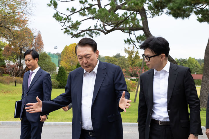 [서울=뉴시스] 조수정 기자 = 윤석열 대통령이 21일 서울 용산 대통령실 파인그라스 앞에서 한동훈 국민의힘 대표와 실내 면담에 앞서 함께 산책하며 대화를 나누고 있다. (사진=대통령실 제공) 2024.10.21. photo@newsis.com *재판매 및 DB 금지