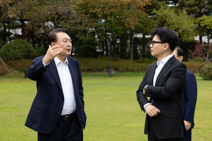 [서울=뉴시스] 조수정 기자 = 윤석열 대통령이 21일 서울 용산 대통령실 파인그라스 앞 잔디밭에서 한동훈 국민의힘 대표와 실내 면담에 앞서 대화를 나누고 있다. (사진=대통령실 제공) 2024.10.21. photo@newsis.com *재판매 및 DB 금지