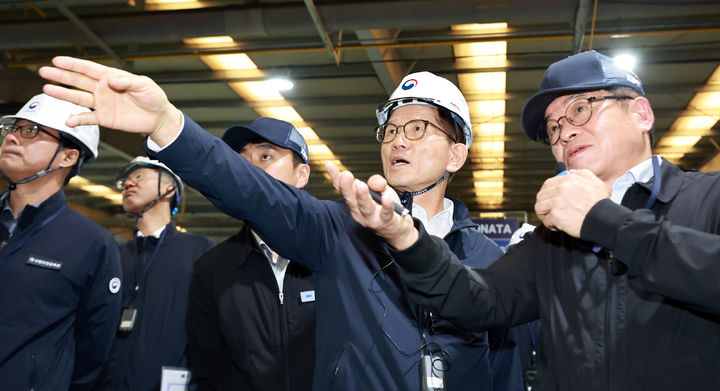 [서울=뉴시스] 추상철 기자 = 김문수 고용노동부 장관이 지난해 10월 21일 경기 평택시 자동차 부품 제조사업장인 디에이치를 방문해, 외국인 근로자 안전보건 관리에 대한 설명을 듣고 있다. (사진= 고용노동부 제공) 2024.10.21. photo@newsis.com *재판매 및 DB 금지