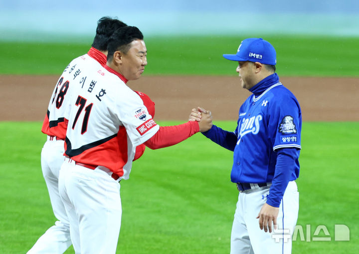 [광주=뉴시스] 전신 기자 = 21일 광주 북구 광주-기아챔피언스필드에서 열린 2024 KBO 포스트시즌 한국시리즈 1차전 삼성 라이온즈와 KIA 타이거즈의 경기 시작에 앞서 KIA 이범호 감독과 삼성 박진만 감독이 인사하고 있다. 2024.10.21. photo1006@newsis.com