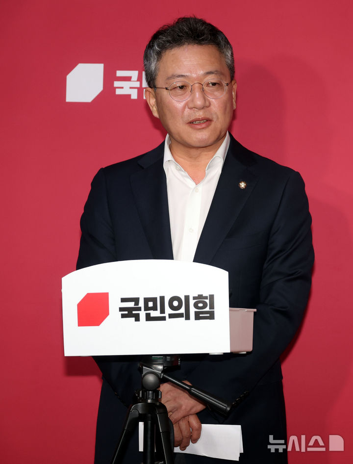 [서울=뉴시스] 조성봉 기자 = 박정하 국민의힘 당 대표 비서실장이 21일 오후 서울 여의도 국민의힘 당 대표실 앞에서 윤석열 대통령과 한동훈 대표의 면담 관련 취재진의 질문에 답변하고 있다. 2024.10.21. suncho21@newsis.com