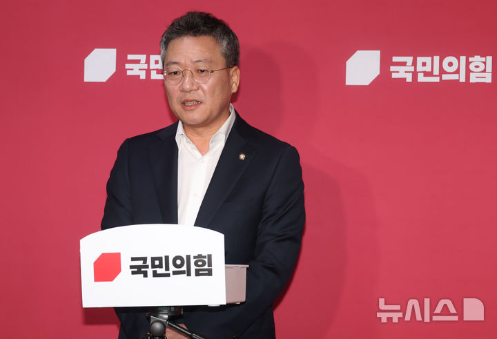 [서울=뉴시스] 조성봉 기자 = 박정하 국민의힘 당 대표 비서실장이 지난해 10월21일 오후 서울 여의도 국민의힘 당 대표실 앞에서 윤석열 대통령과 한동훈 대표의 면담 관련 취재진의 질문에 답변하고 있다. 2024.10.21. suncho21@newsis.com