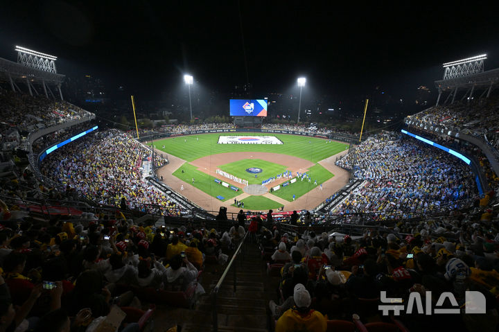 [광주=뉴시스] 김혜인 기자 = 2024 신한 쏠뱅크 KBO 한국시리즈 1차전이 열리는 21일 오후 광주 북구 기아챔피언스필드에서 기아타이거즈와 삼성라이온즈의 경기가 열리고 있다. 2024.10.21. hyein0342@newsis.com